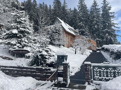 Haus in der Natur im Winter