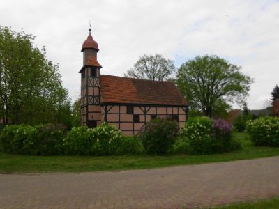 Roddaner Dorfkirche im Frühling