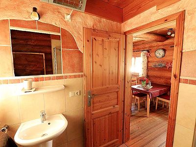 Badezimmer in Naturstamm Chalet