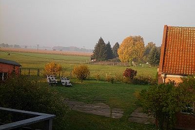 Blick auf den Hof und die Landschaft