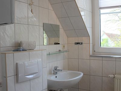 Badezimmer mit Badewanne im Obergeschoss