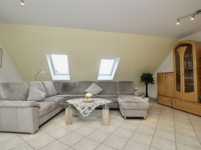 Das Wohnzimmer mit großer Couchgarnitur